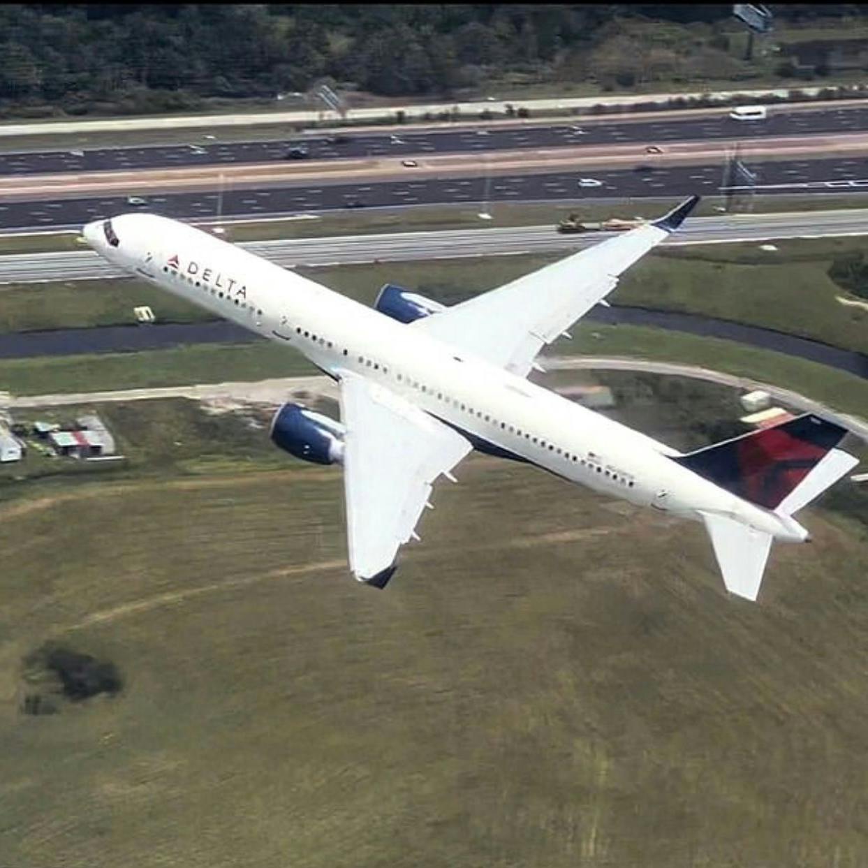 Standbild der Delta Maschine unterhalb des Cessna,