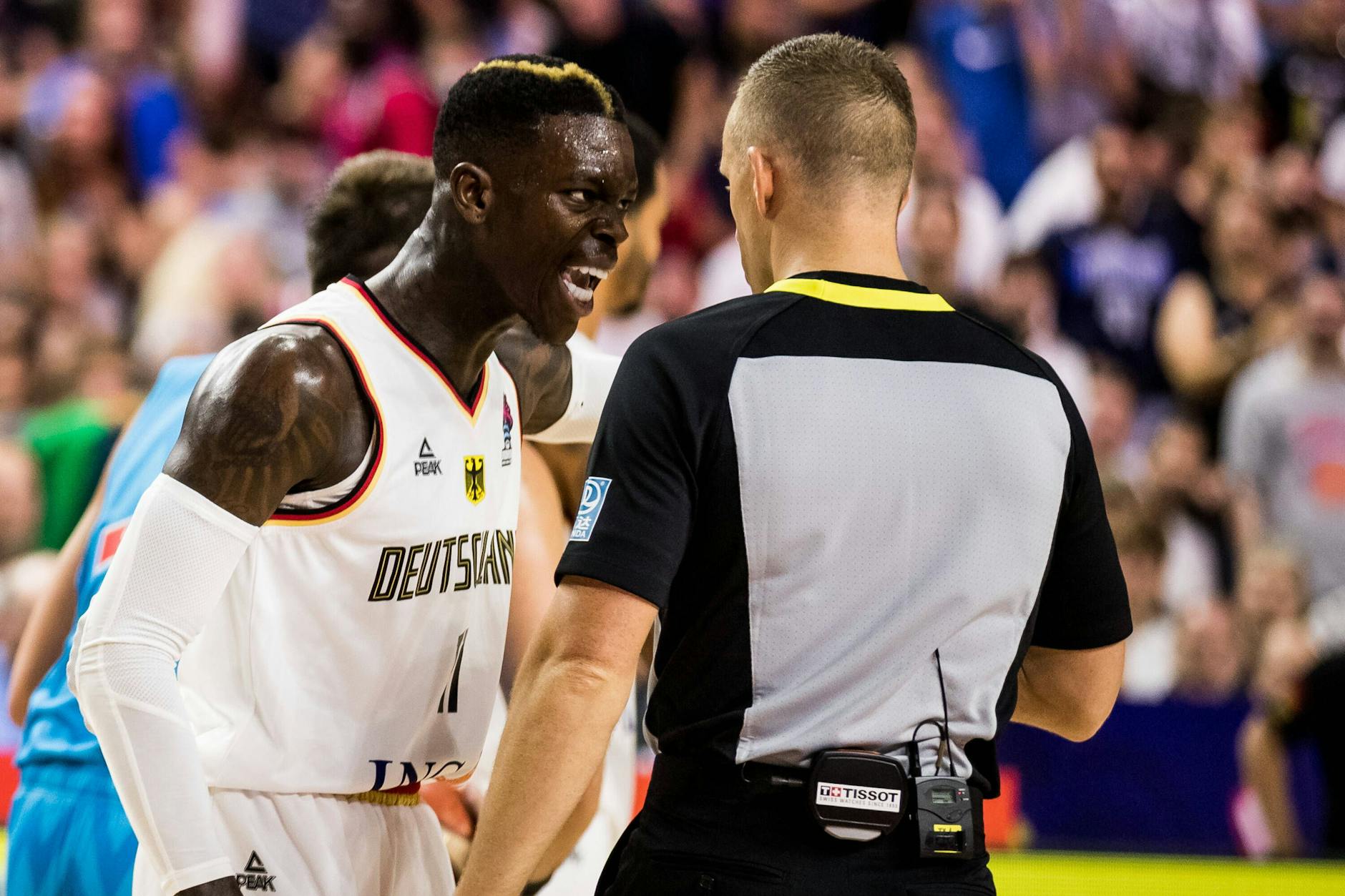 Unmut in fast jedem Spiel der Basketball-EM: Auch Deutschlands NBA-Spieler Dennis Schröder (l.) war am Dienstagabend bei der Niederlage gegen Slowenien mit der Leistung der Schiedsrichter unzufrieden.