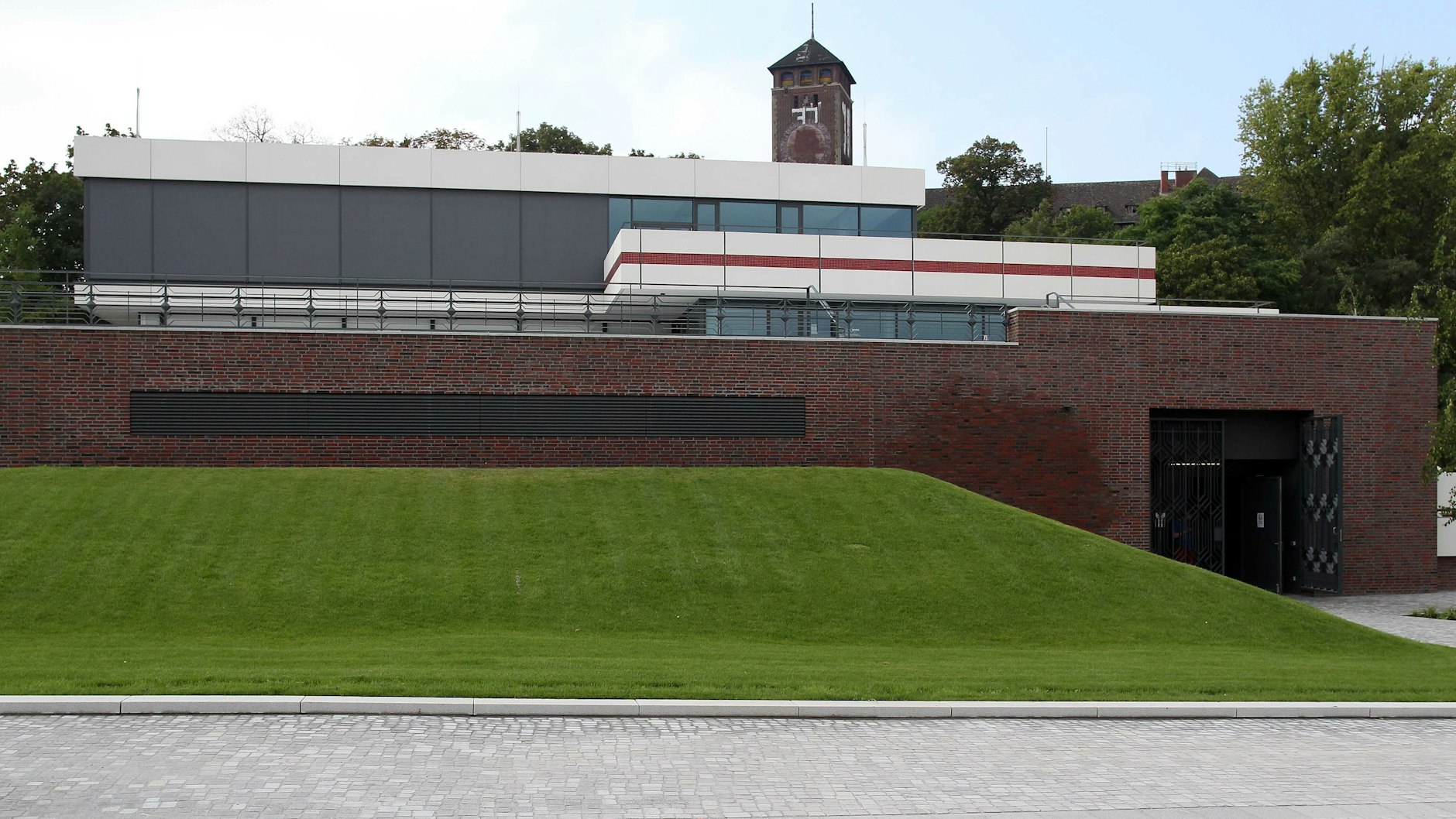 Elegant in den Hang gelegt: das ehemalige Terrassenrestaurant Minsk, darüber, auf dem Brauhausberg, der „Kreml“. 