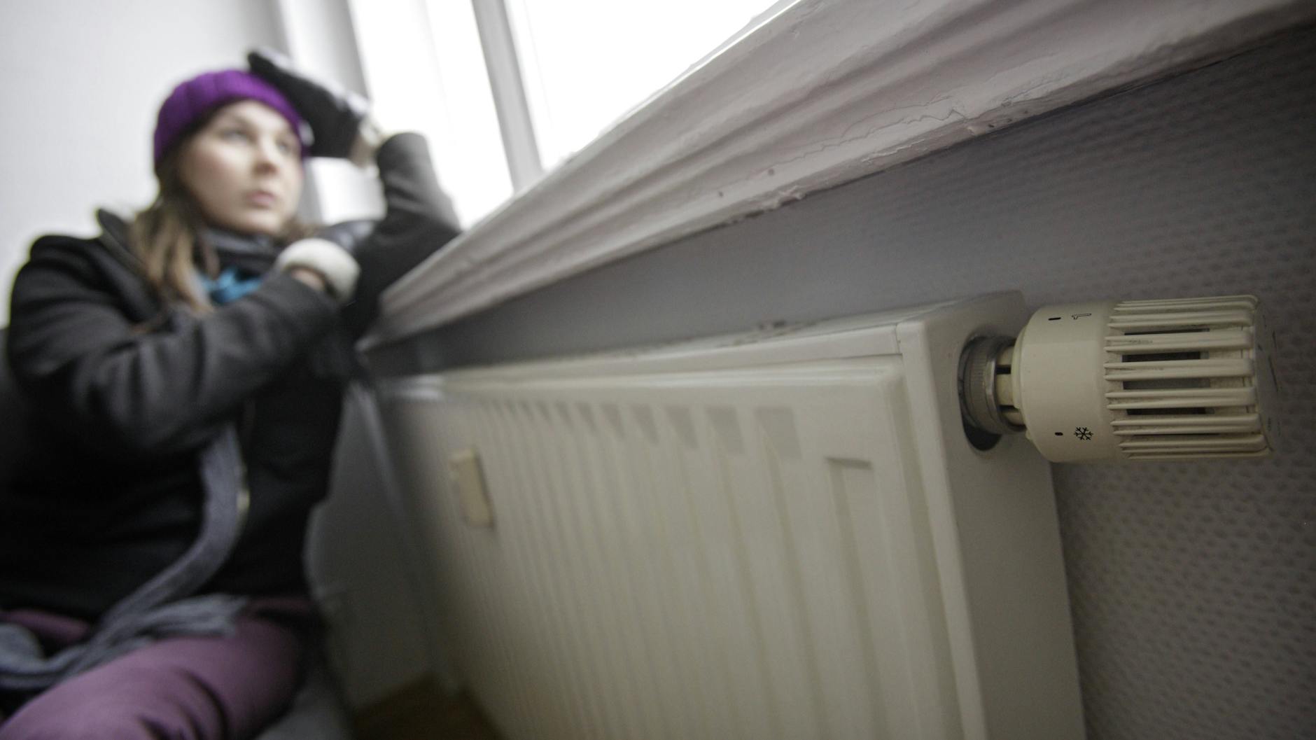 Eingemummelt in der eigenen Wohnung bei kalter Heizung. Werden wir so über den Winter kommen?