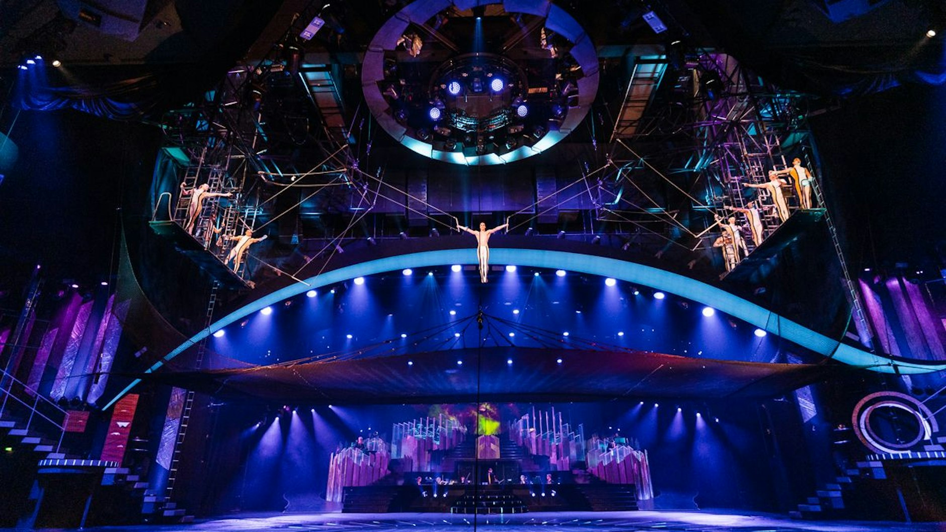 Die Artisten New Flying Caceres sorgen in der ARISE Grand Show mit sensationeller Luftartistik am Schwungtrapez in schwindelerregender Höhe für atemloses Staunen.