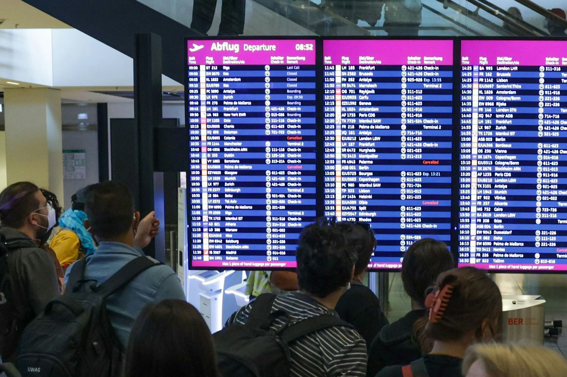 Passagiere am Flughafen BER. Im August haben 1,94 Millionen Fluggäste den Airport genutzt.