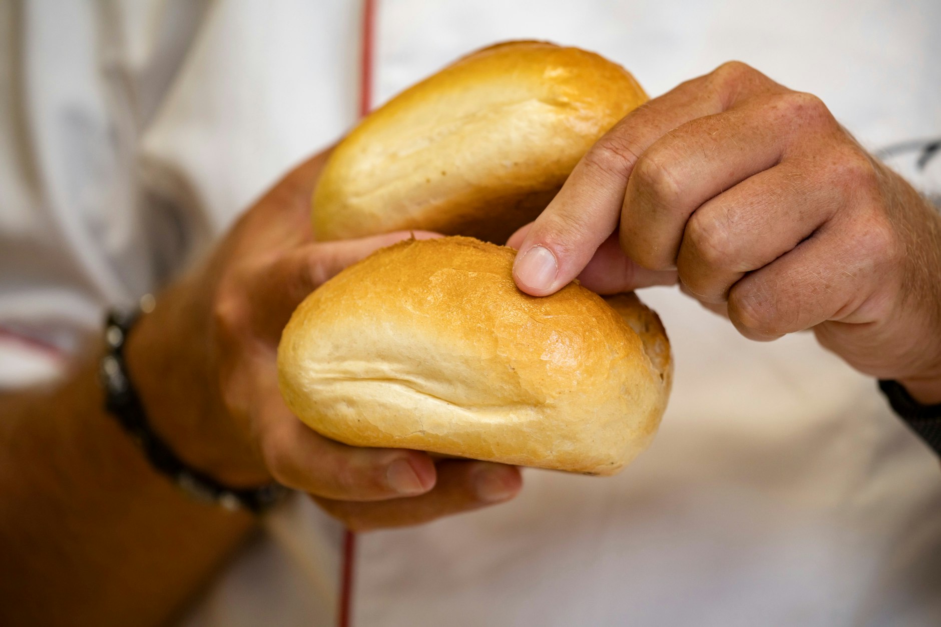 Das gibt Punktabzug: Die Schrippen haben im Ofen zu dicht beieinandergelegen, daher die helle Stelle und die Falten an der Seite.