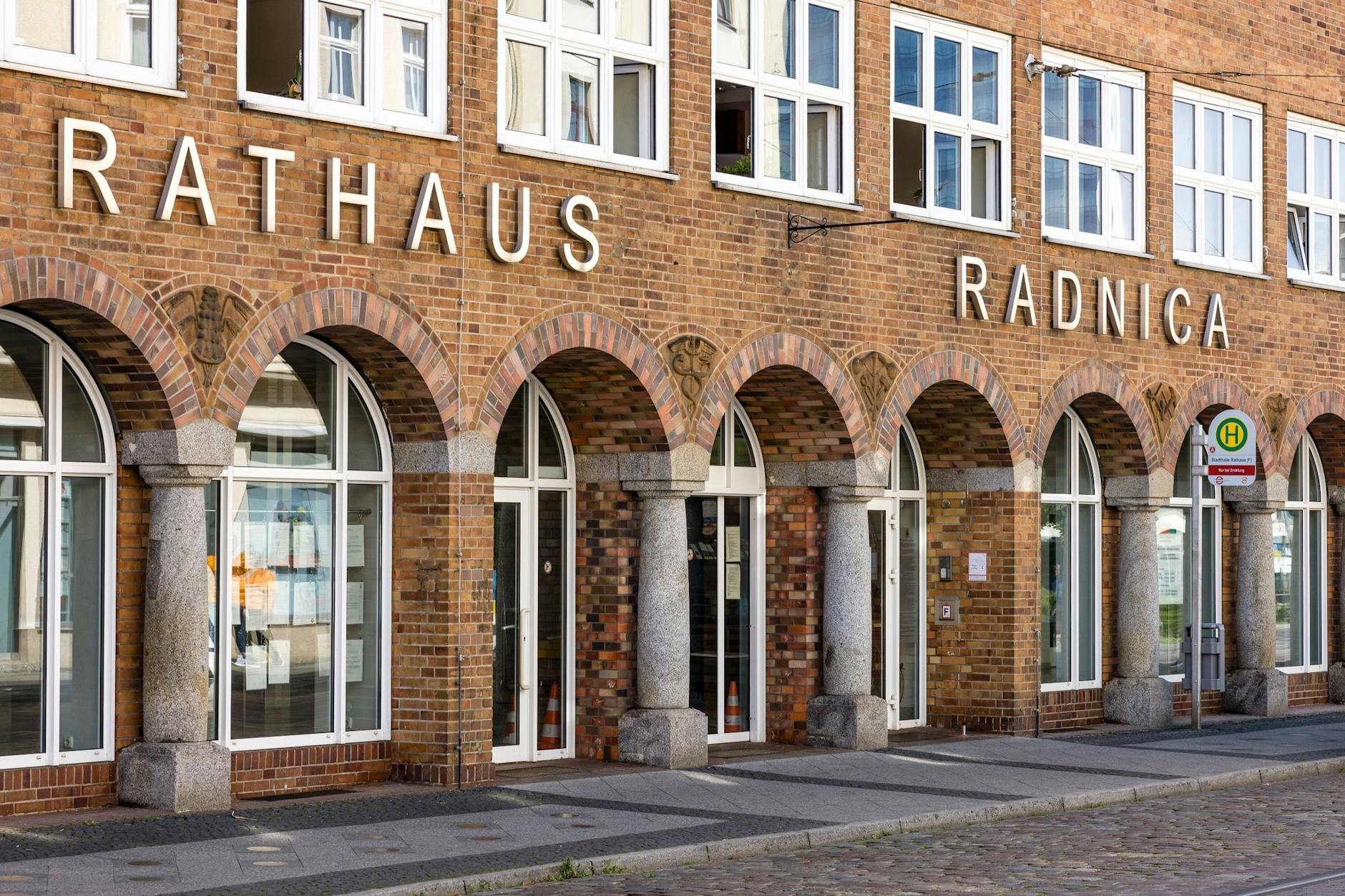 „Rathaus“ steht auf Deutsch und auf Sorbisch am obersten Verwaltungssitz der Lausitz-Metropole.