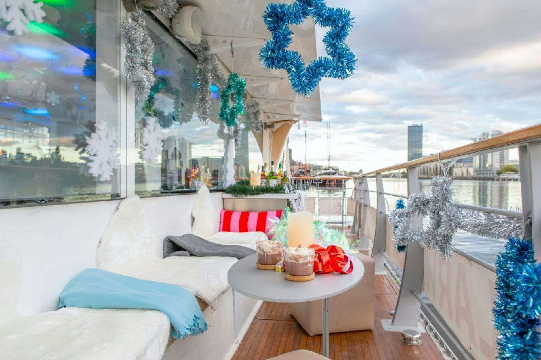Erleben Sie gemütliche Stunden zu Weihnachten 2022 mit Ihrem Team auf dem festlich geschmückten Solarschiff.