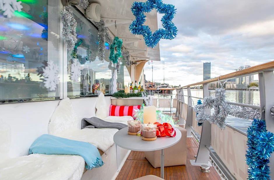 Erleben Sie gemütliche Stunden zu Weihnachten 2022 mit Ihrem Team auf dem festlich geschmückten Solarschiff.
