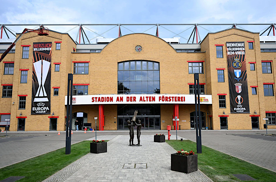 Die Zeichen der Zeit: Die Alte Försterei macht sich hübsch für ihre Europapokal-Premiere.