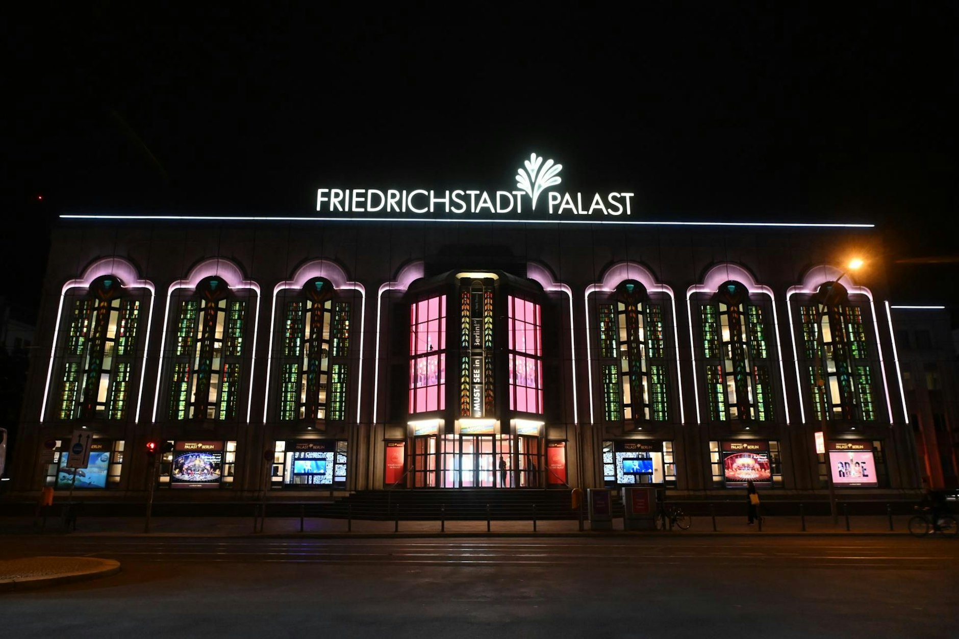 Der Friedrichstadt-Palast am späten Dienstagabend.