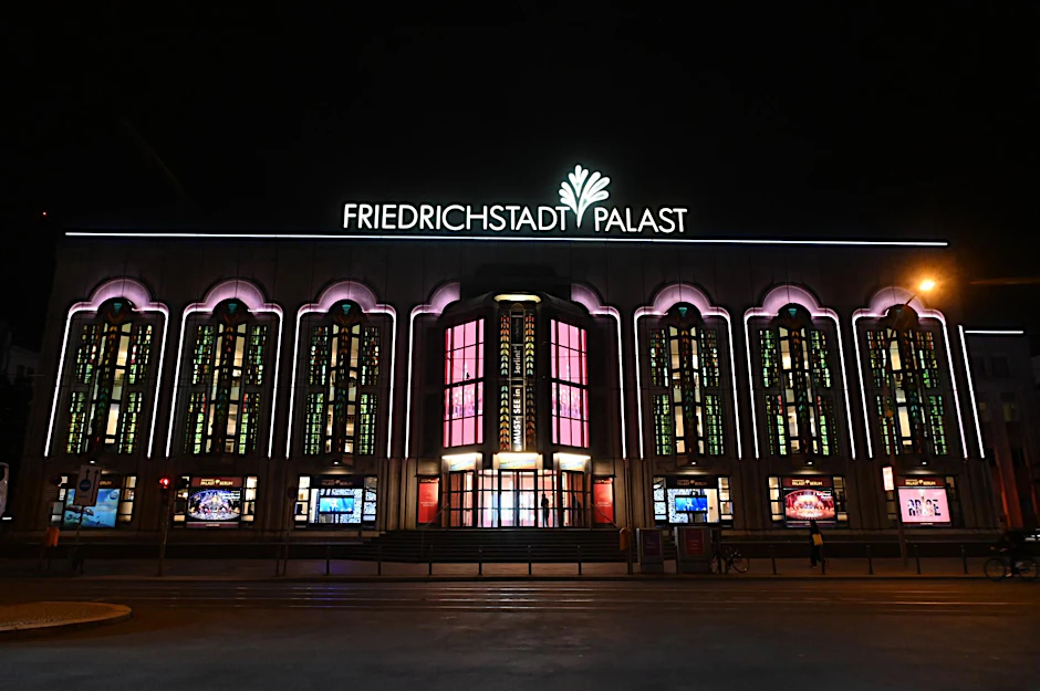 Der Friedrichstadt-Palast am späten Dienstagabend.