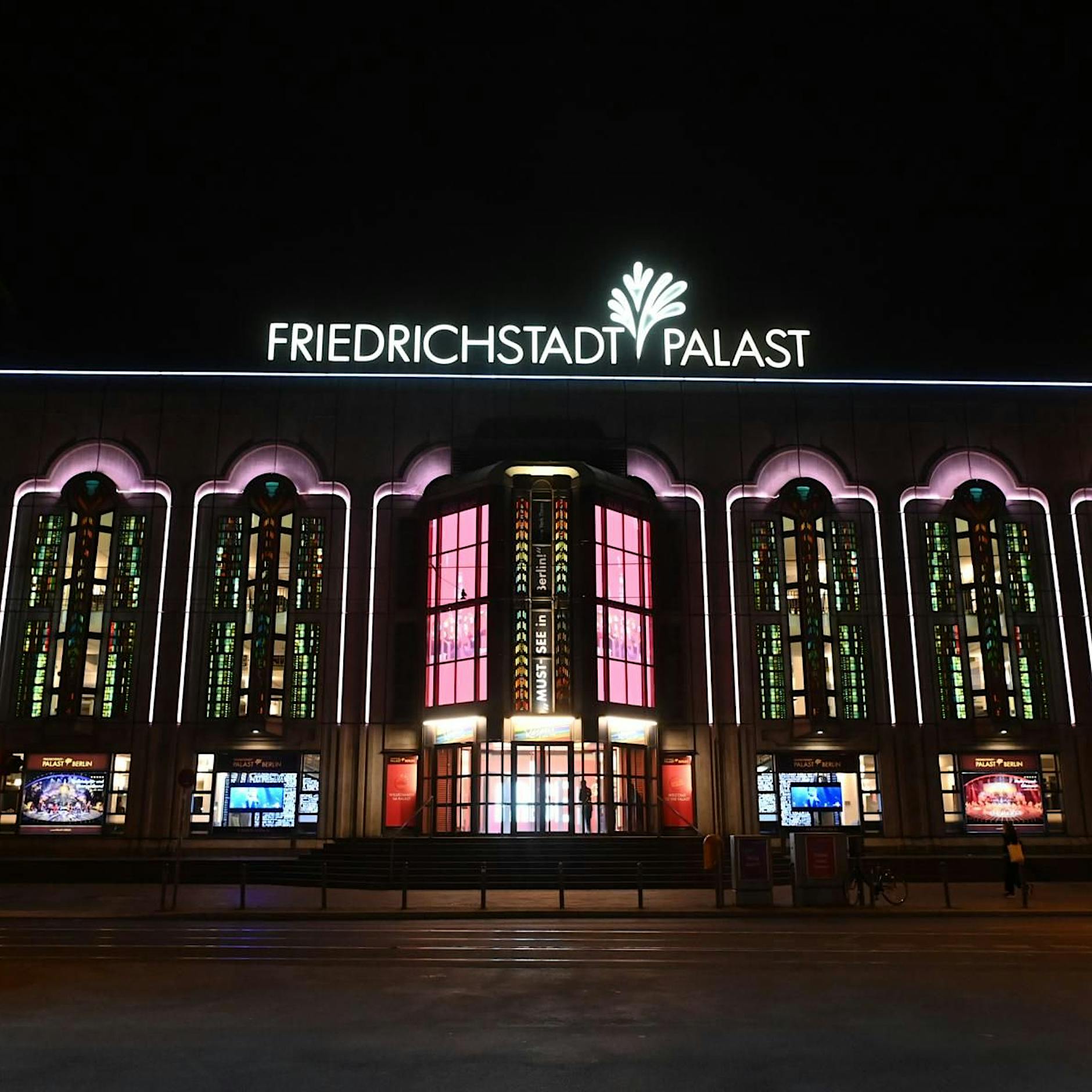 Friedrichstadt-Palast: Trapezartisten stürzen aus großer Höhe ab