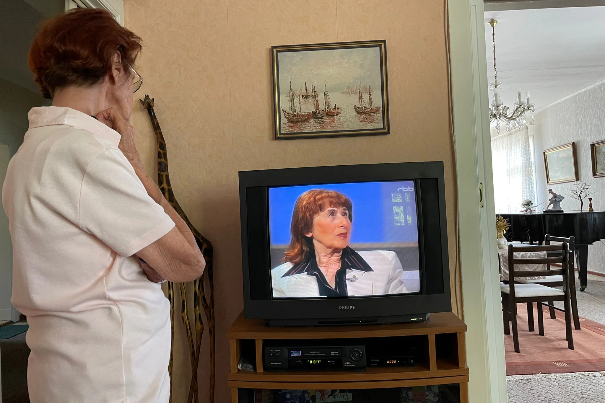 Frau Liebknecht schaut gespannt auf sich selbst in der Sendung „Ich trage einen großen Namen“ aus dem Jahr 2006.