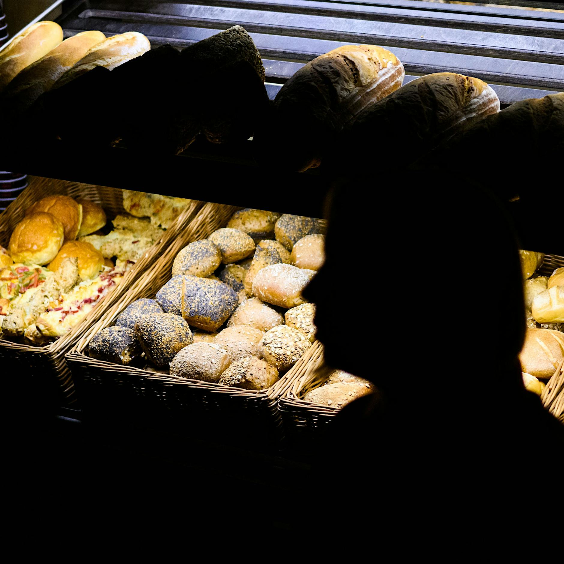 Energiekrise: Hier verkaufen die Bäcker ihre Brötchen im Dunkeln