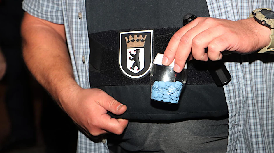 Die Polizisten stellten auch gefälschte Potenz-Pillen sicher.