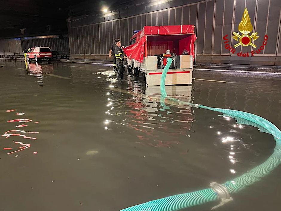 Eine nach starkem Regen überschwemmte Straße in Süditalien.