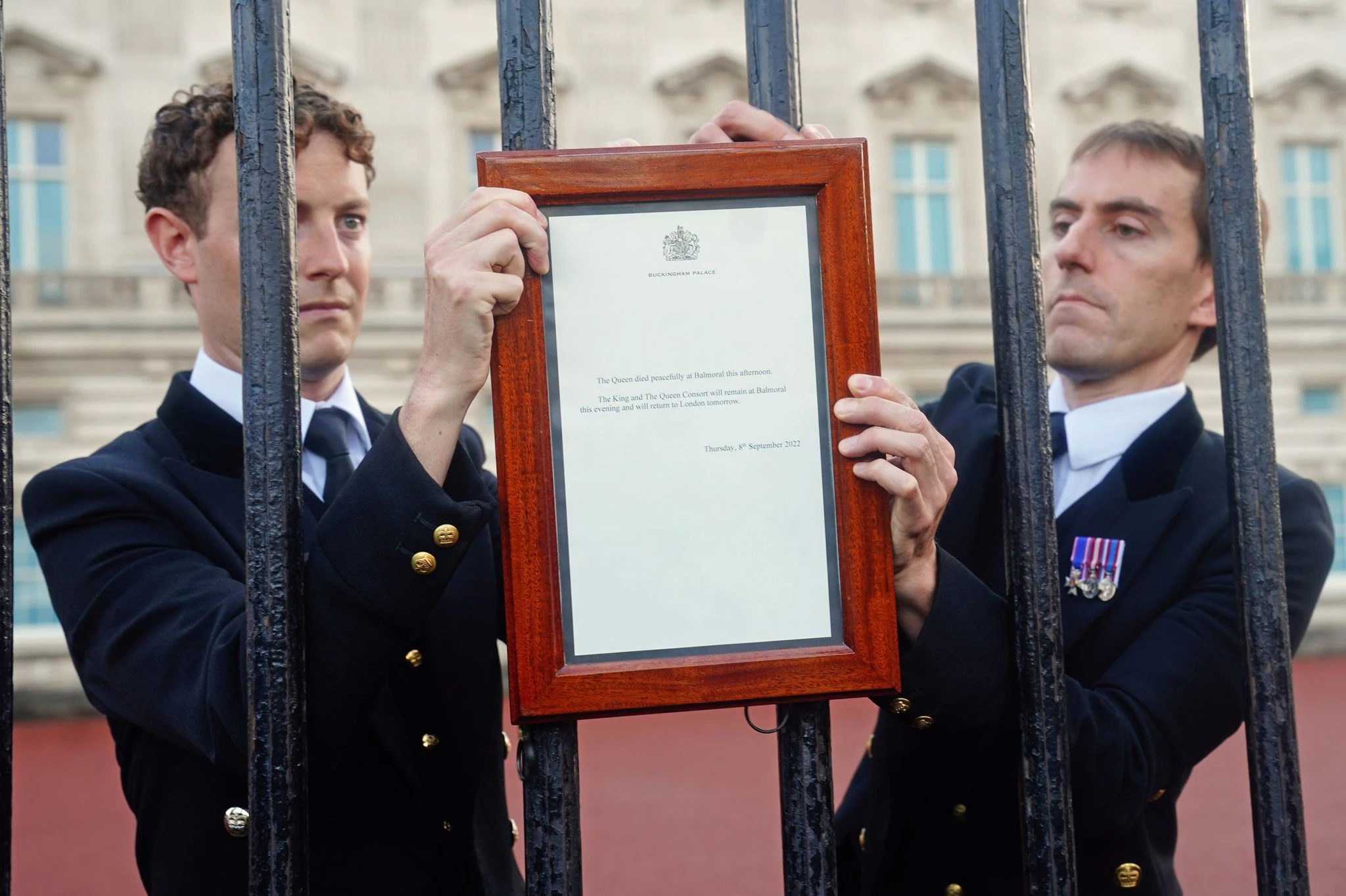 Mitarbeiter des königlichen Hauses bringen an den Toren des Buckingham Palastes eine Nachricht über den Tod von Königin Elizabeth II. an  