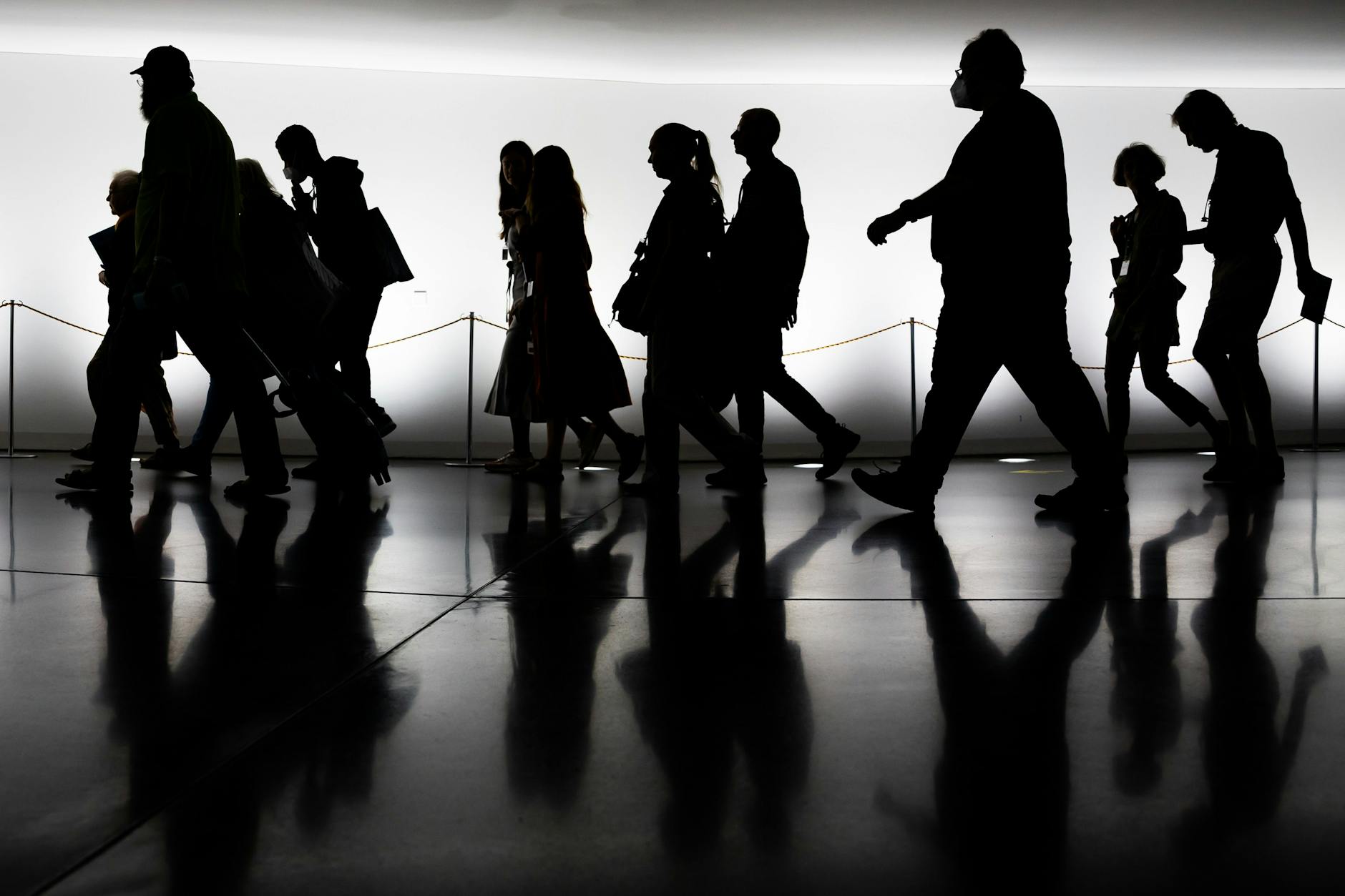 Personen laufen durch den Deutschen Bundestag. 