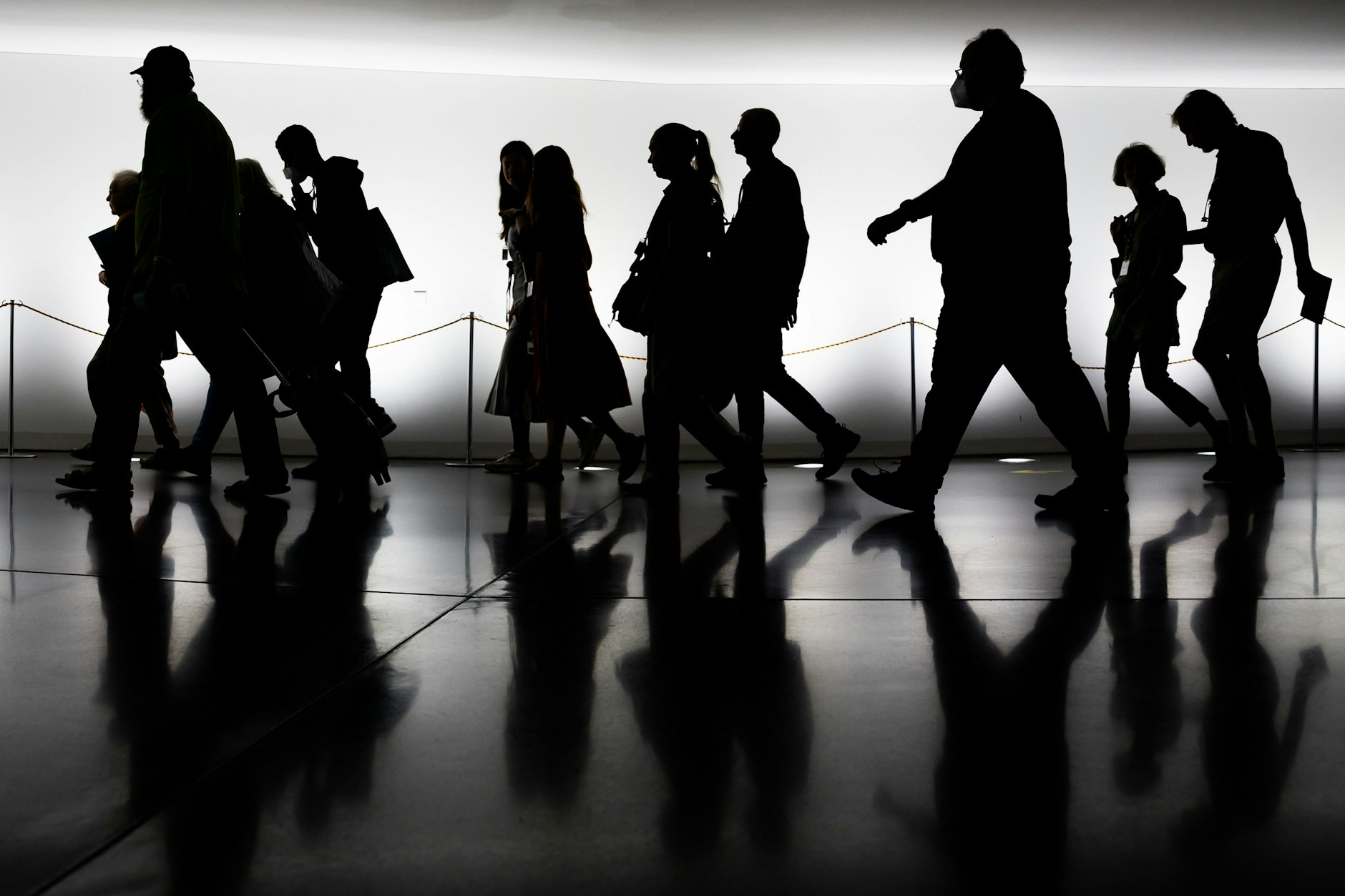 Personen laufen durch den Deutschen Bundestag.&nbsp;