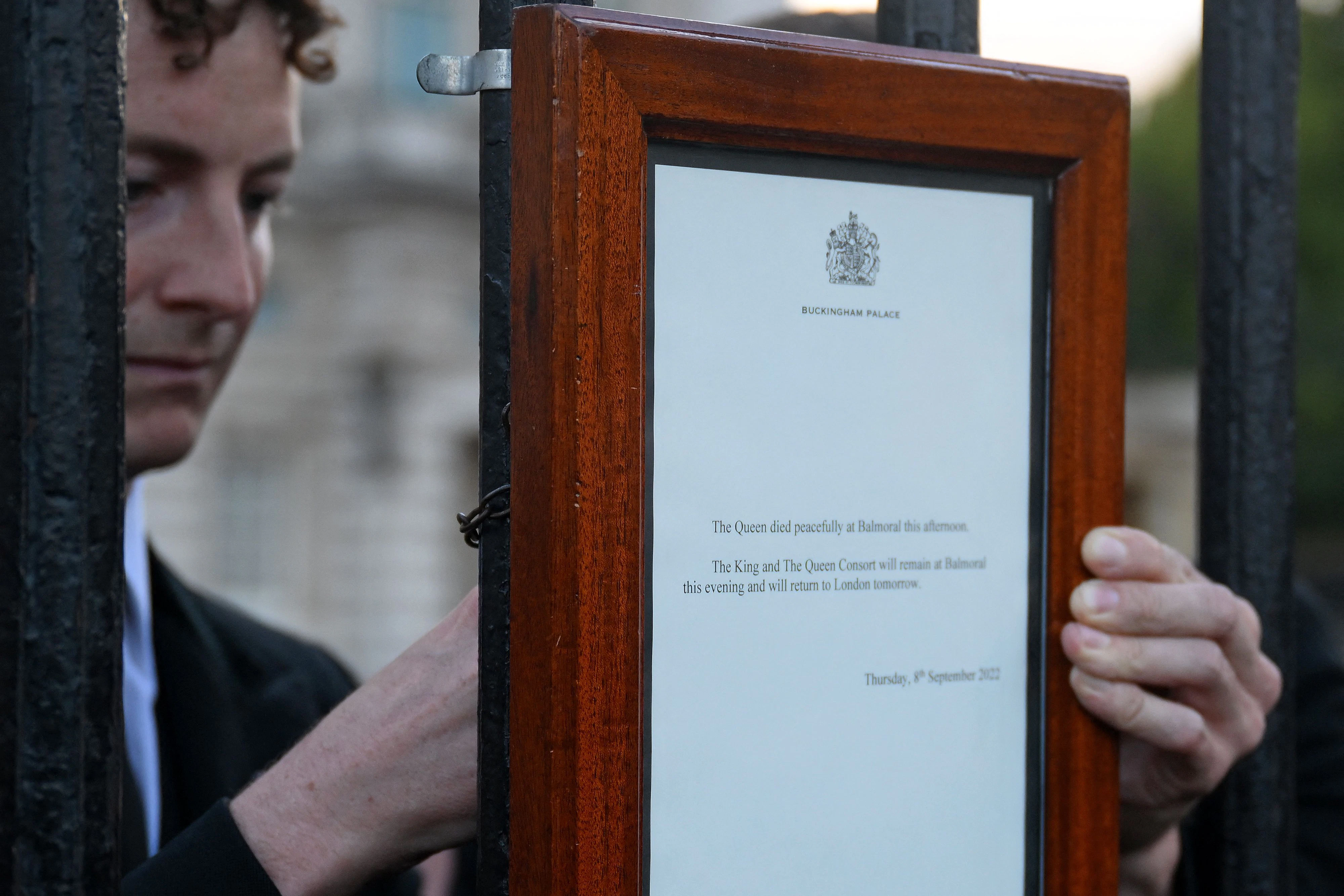 Die Mitteilung über den Tod der Queen wurde am Tor des Buckingham-Palasts angebracht.