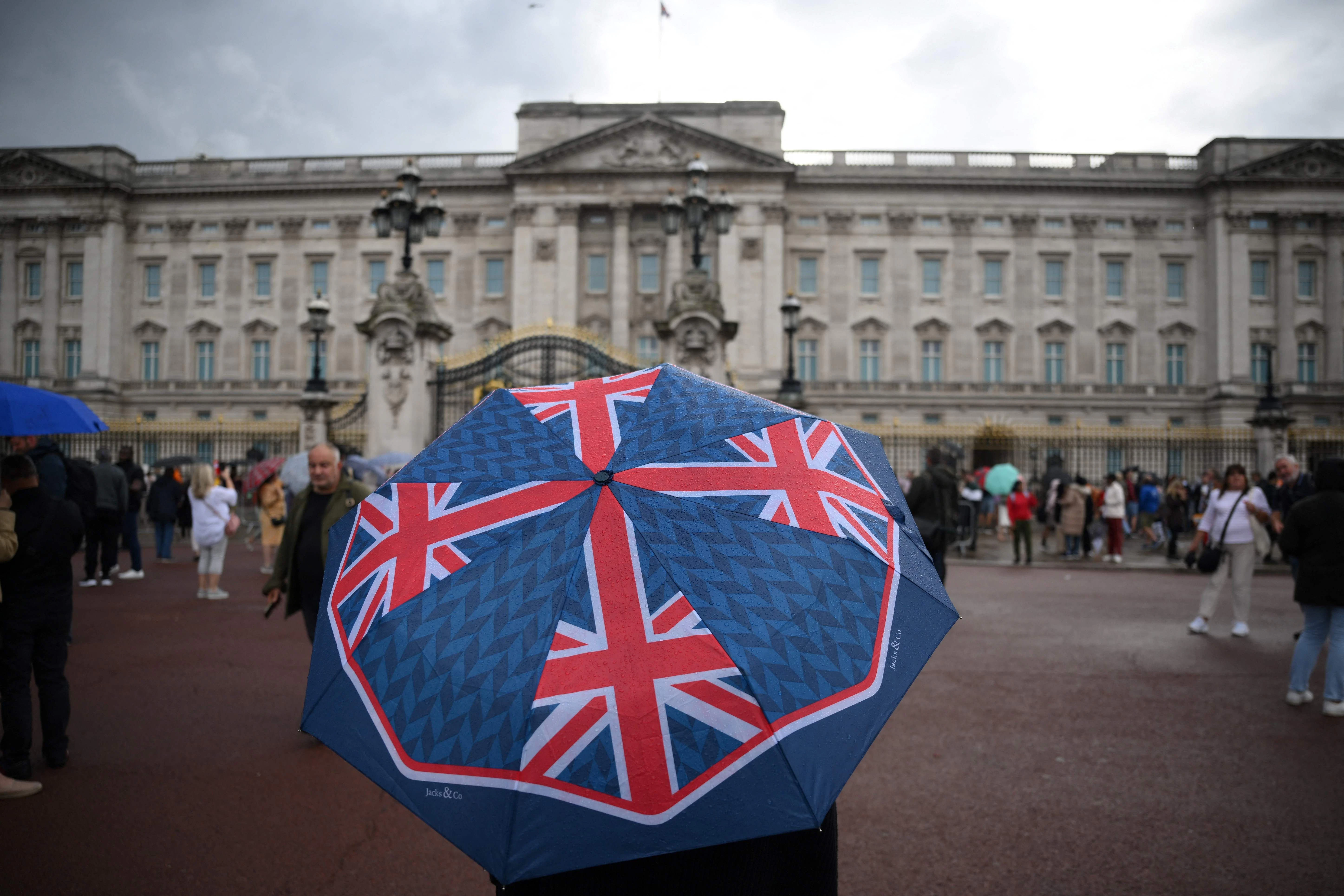 Touristen vor dem Buckingham-Palast.
