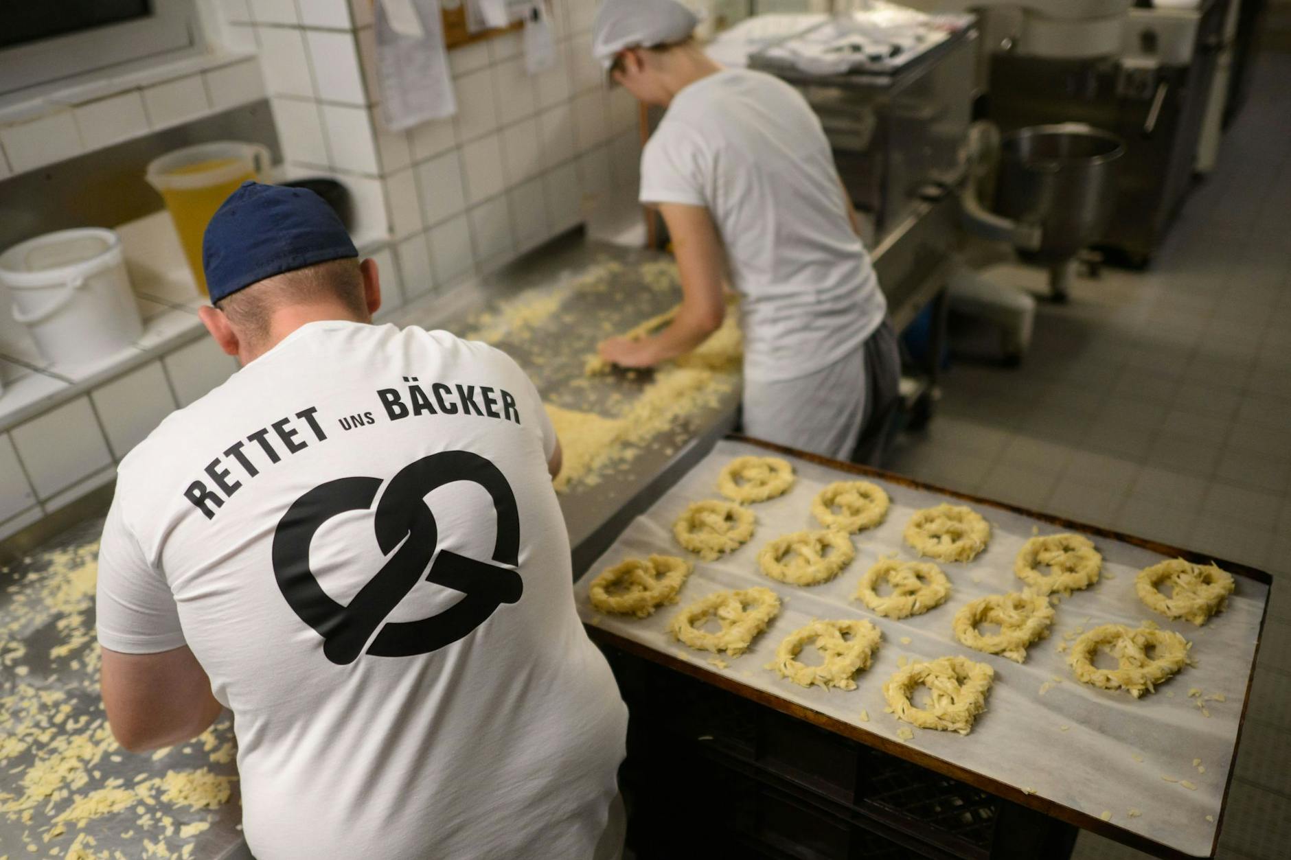 Mit T-Shirt forderten Bäcker bei einem Aktionstag in Niedersachsen, sie vor der Pleite durch hohe Energiekosten zu retten.