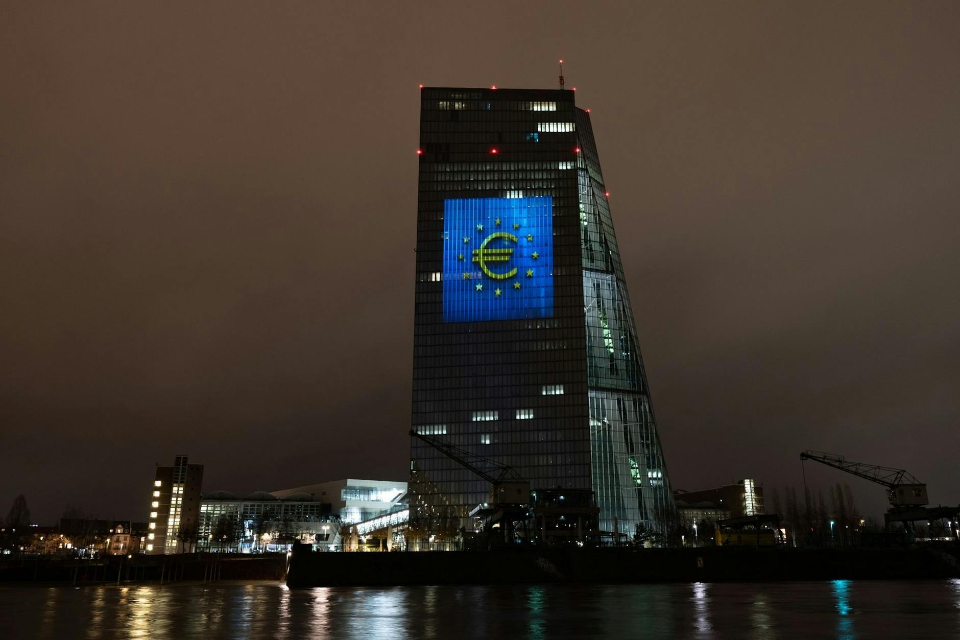 Das Euro-Zeichen auf der Südfassade der Zentrale der Europäischen Zentralbank (EZB) in Frankfurt. 