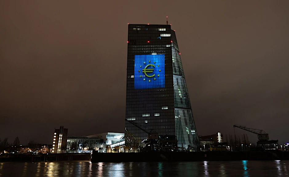 ARCHIV - Das Euro-Zeichen auf der Südfassade der Zentrale der Europäischen Zentralbank (EZB) in Frankfurt.&nbsp;