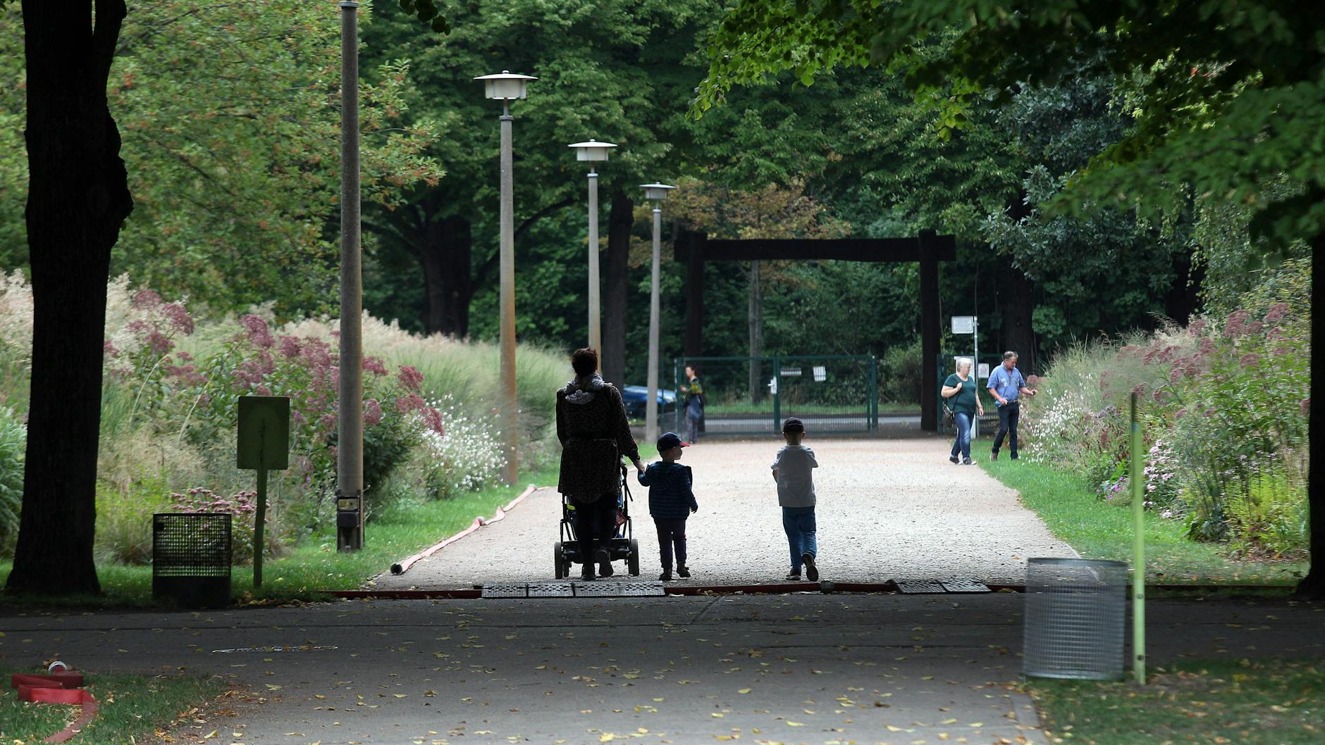 Besucher im Botanischen Volkspark Pankow.