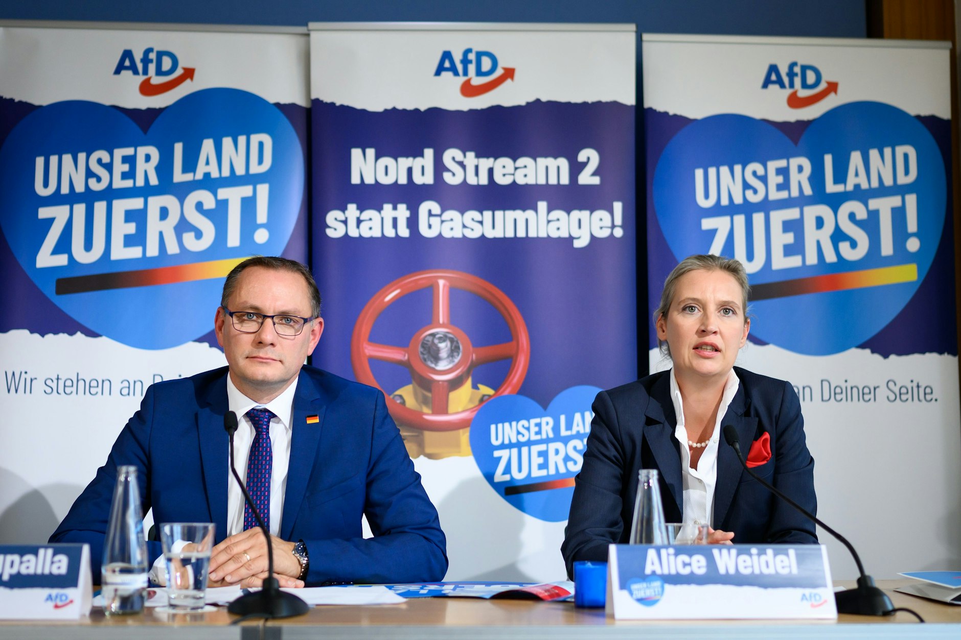 08.09.2022, Berlin: Tino Chrupalla (l), Bundesvorsitzender der AfD, und Alice Weidel, Bundesvorsitzende der AfD, präsentieren bei einer Pressekonferenz die Kampagne „Unser Land zuerst!“