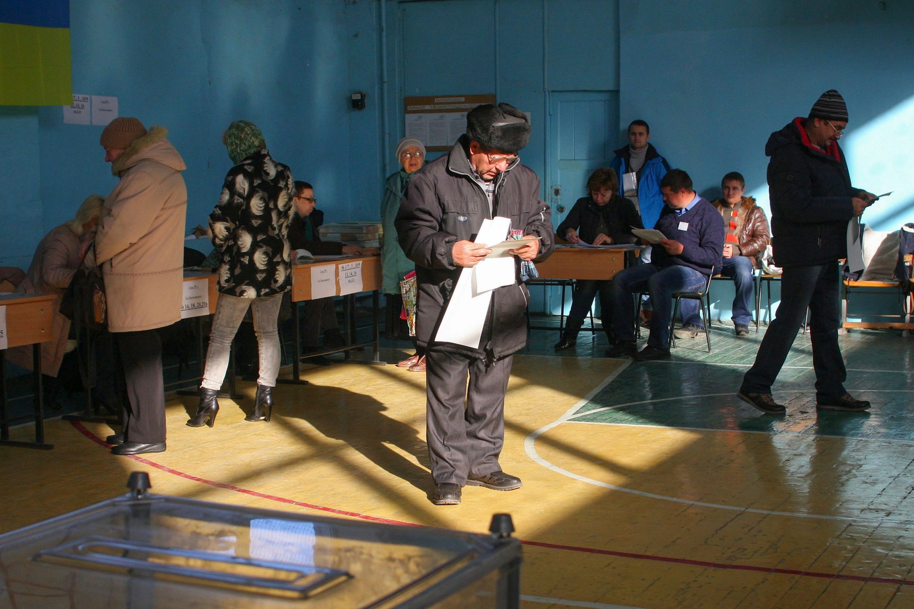 Ein ukrainischer Mann prüft seine Stimmzettel in einem Wahllokal.