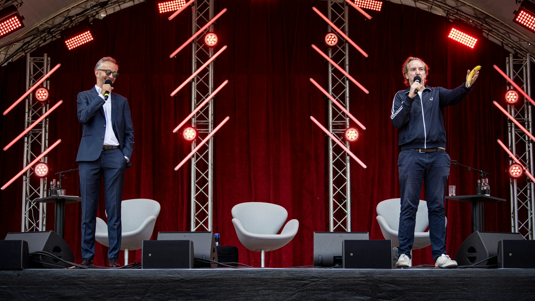 Jan Böhmermann und Olli Schulz bei der Aufzeichnung ihres Podcasts vor Publikum in Berlin. 