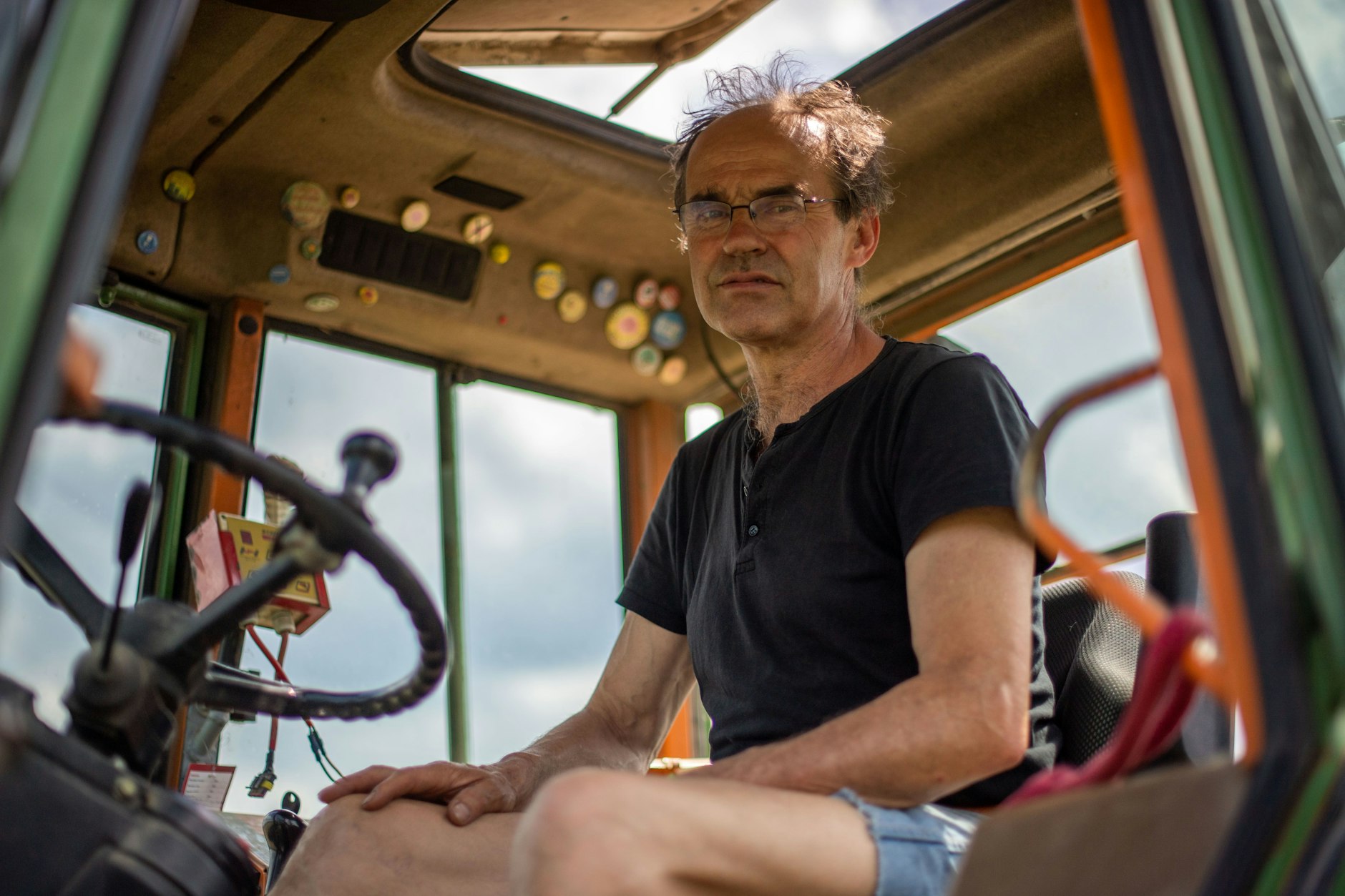 Bio-Bauer Ulf Allhof-Cramer auf seinem Traktor.