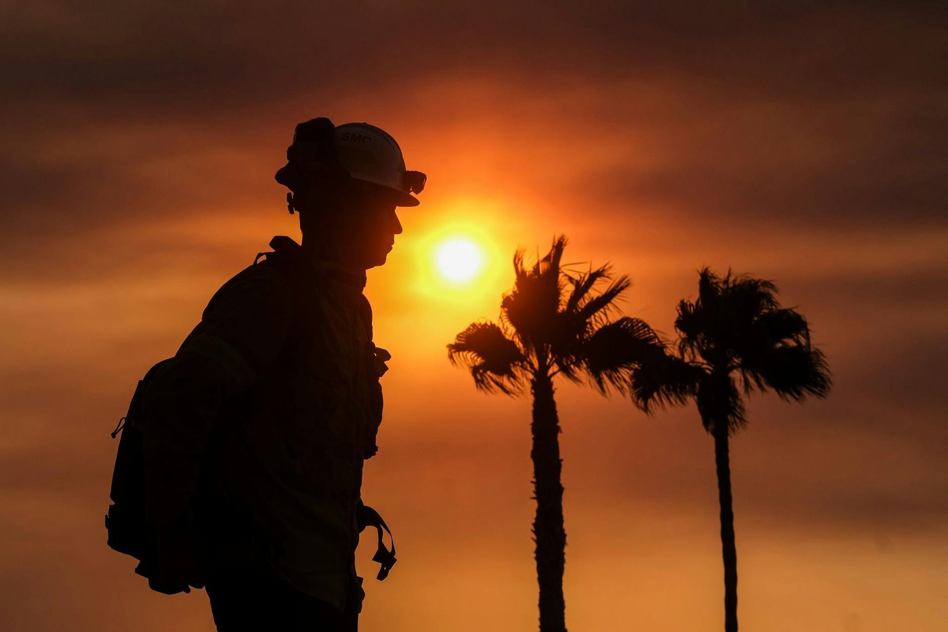 Ein Feuerwehrmann beobachtet den Sonnenuntergang. 