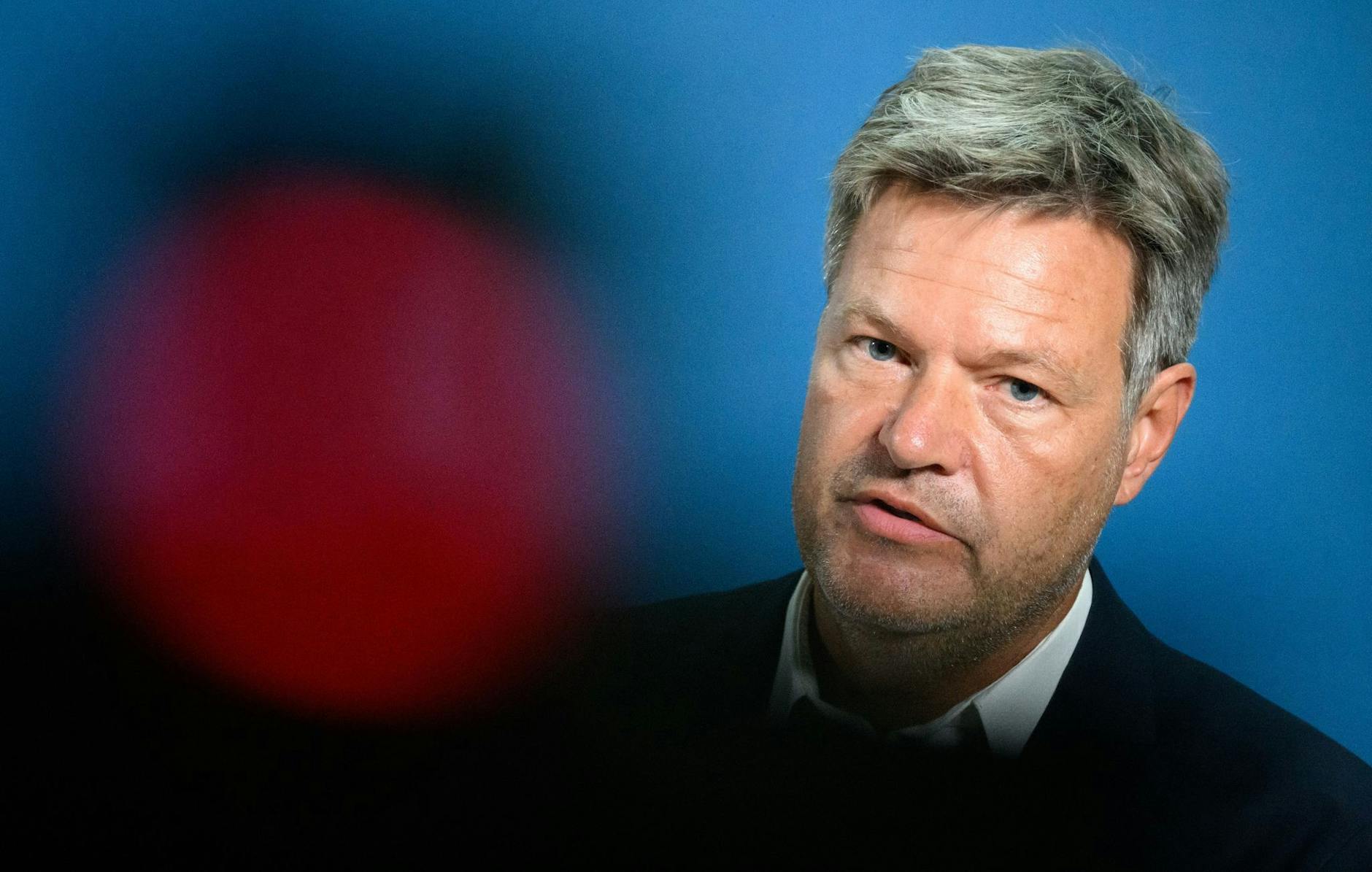 Bundeswirtschaftsminister Robert Habeck (Grüne) steht wegen seinen Pläne für eine Atomkraft-Reserve in der Kritik.