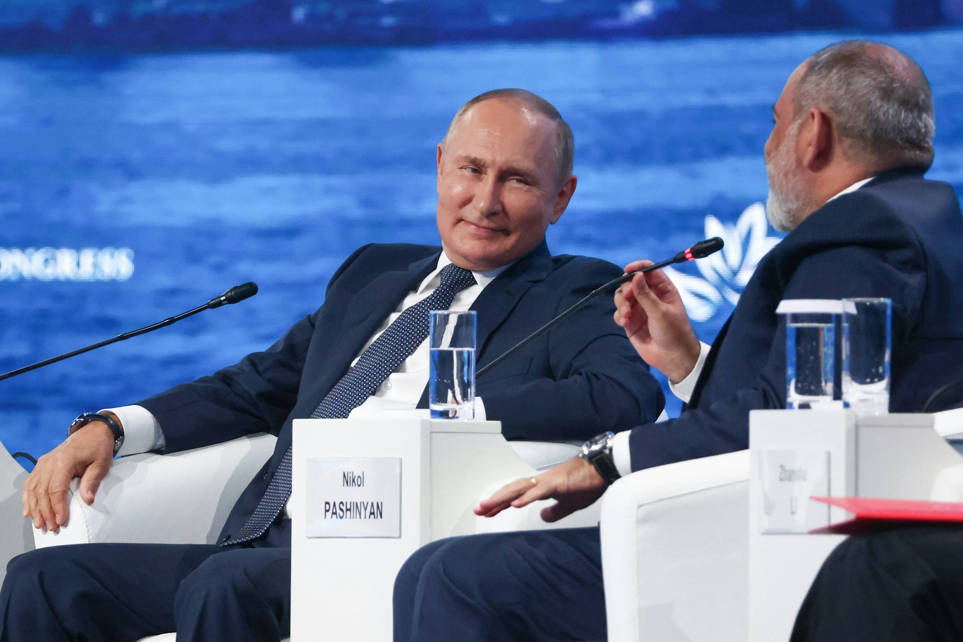 Russlands Präsident Wladimir Putin und Armeniens Premierminister Nikol Pashinyan bei einer Plenarsitzung auf dem Eastern Economic Forum (EEF) 2022, 7. September 2022