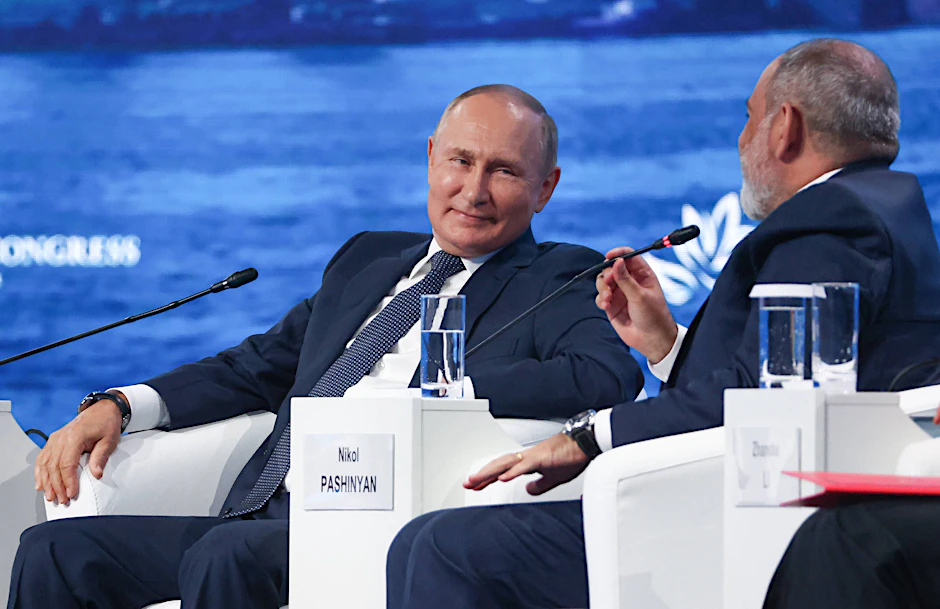 Russlands Präsident Wladimir Putin und Armeniens Premierminister Nikol Pashinyan bei einer Plenarsitzung auf dem Eastern Economic Forum (EEF) 2022, 7. September 2022