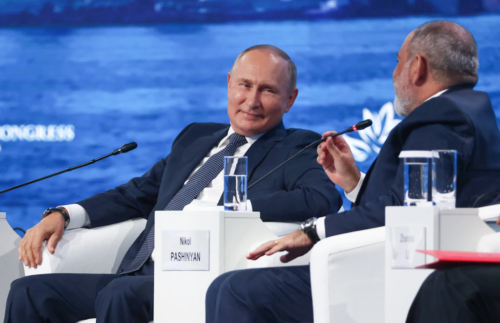 „Friere, du Wolfsschwanz“: Putin zeigt, was er vom EU-Preisdeckel für russisches Gas hält