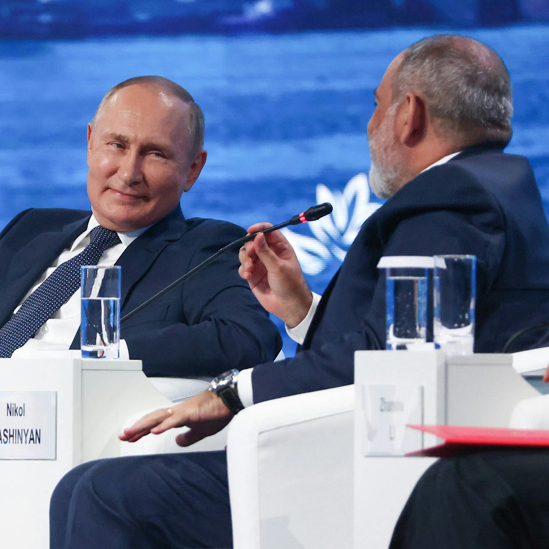 „Friere, du Wolfsschwanz“: Putin zeigt, was er vom EU-Preisdeckel für russisches Gas hält