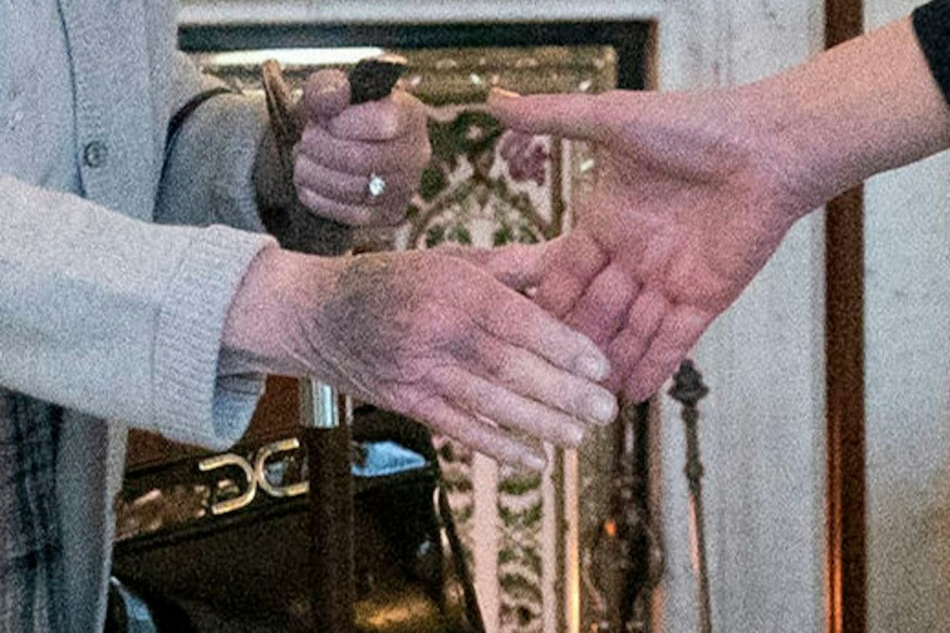 Tiefblaue Flecken auf den Händen der Queen bieten Anlass für Spekulationen.