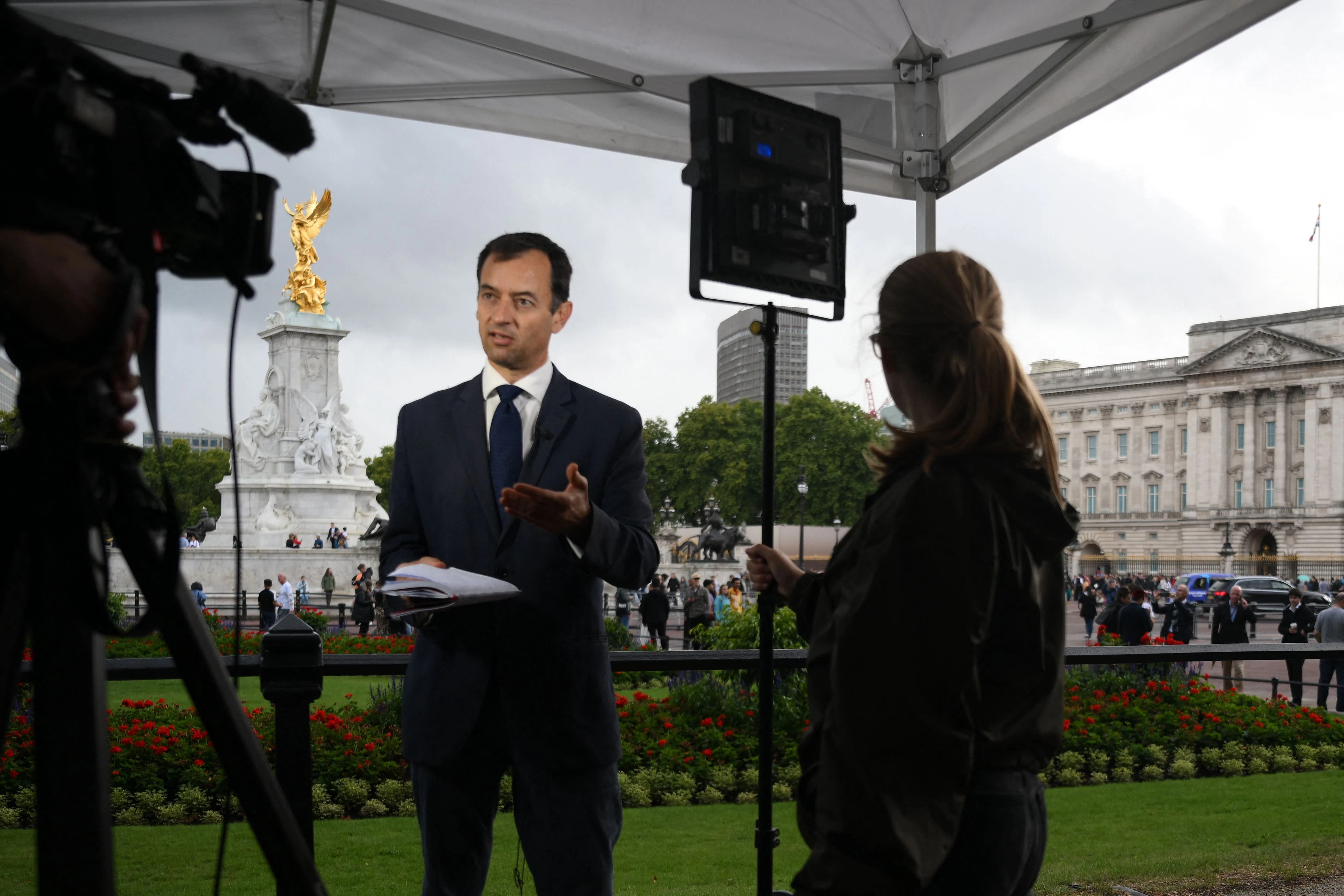 Journalisten haben sich vor dem Buckingham-Palast versammelt, obwohl die Queen sich in Balmoral befindet.