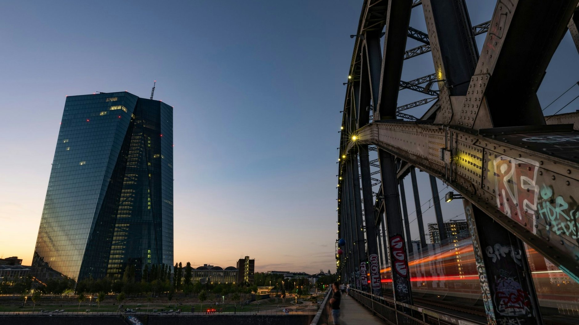 Die Zentrale der Europäischen Zentralbank (EZB) im Abendlicht. Hier wurde über die Anhebung des Leitzinses entschieden.