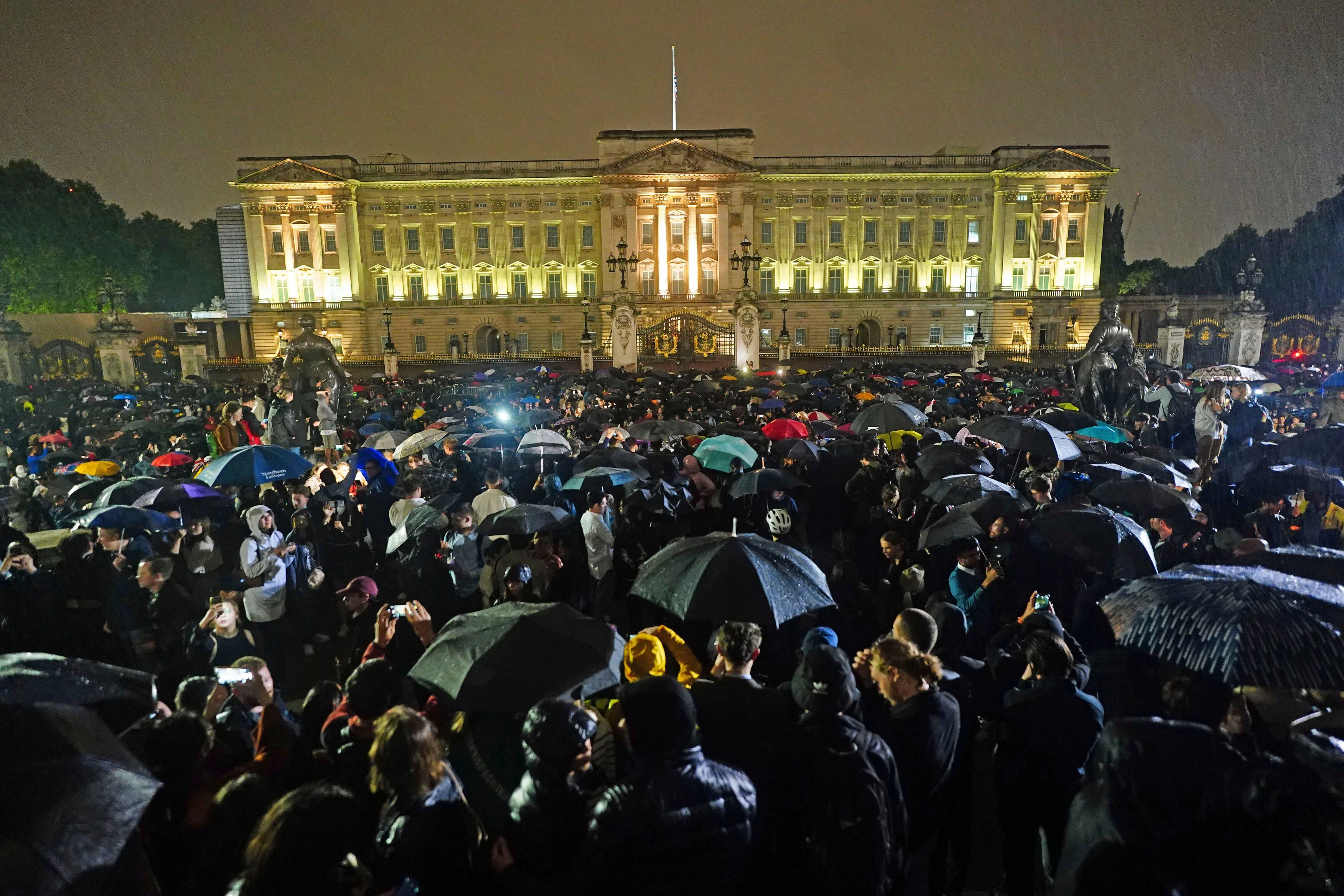 Viele Menschen haben sich vor dem Buckingham-Palast versammelt. Queen Elizabeth II. ist am Donnerstagabend gestorben.&nbsp;