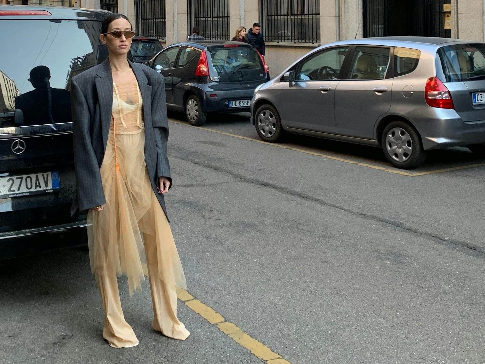 So kombiniert der Profi: Oversize-Blazer, Tüllkleid, leichte Hose und High Heels.