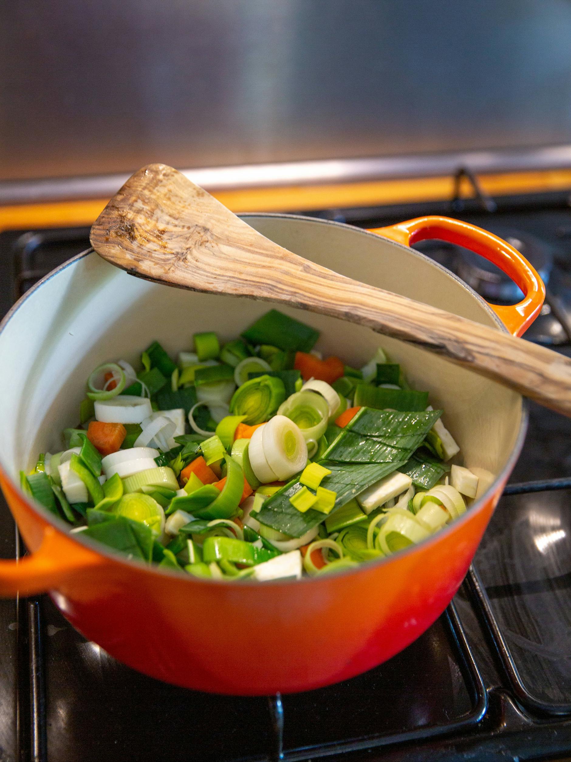 Noch ein Stockphoto: Einen Schmortopf kauft man von Le Creuset oder Staub.