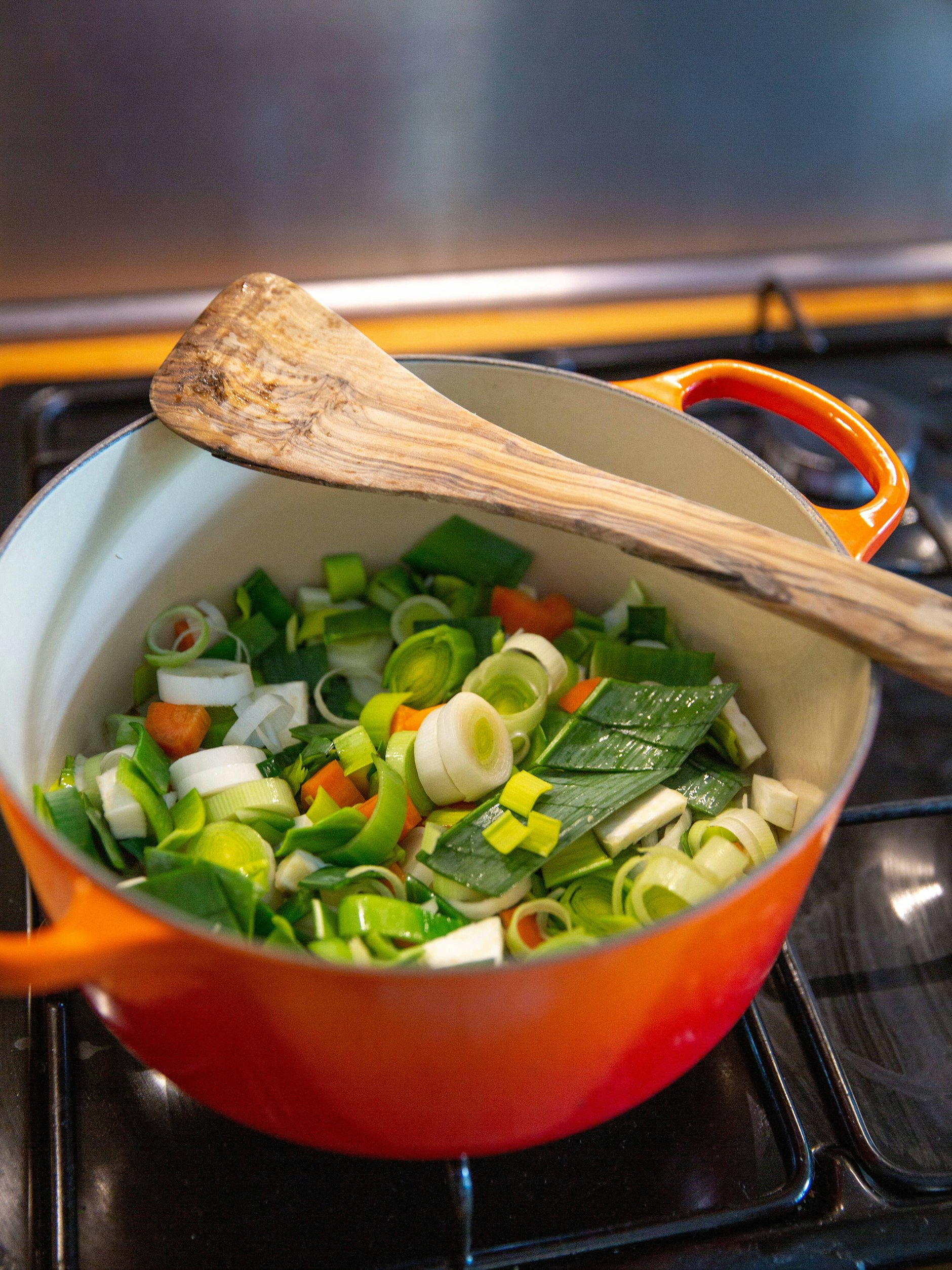 Noch ein Stockphoto: Einen Schmortopf kauft man von Le Creuset oder Staub.