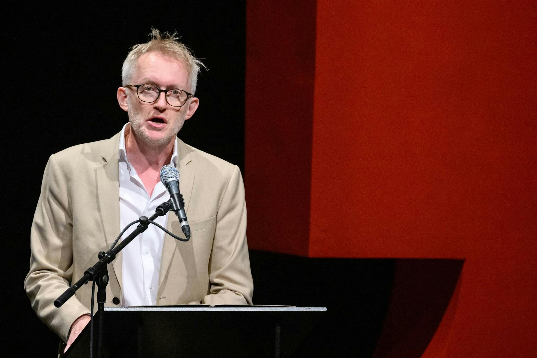 Der belgische Schriftsteller David Van Reybrouck hält die Rede zur Eröffnung des Literaturfestivals.