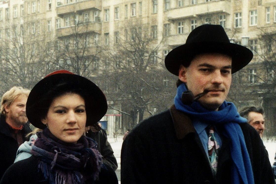 Wagenknecht in den 1990er-Jahren mit Ralph Niemeyer auf der Berliner Liebknecht-Luxemburg-Demo.