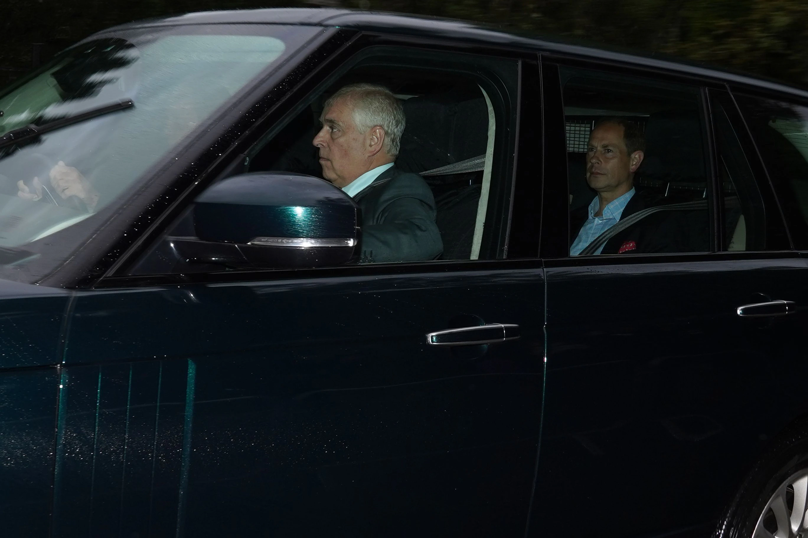Der Herzog von Cambridge (nicht im Bild) fährt in einem Auto mit dem Herzog von York sowie dem Earl und der Gräfin von Wessex nach Balmoral in Schottland, wo die Königin unter ärztlicher Aufsicht steht.&nbsp;