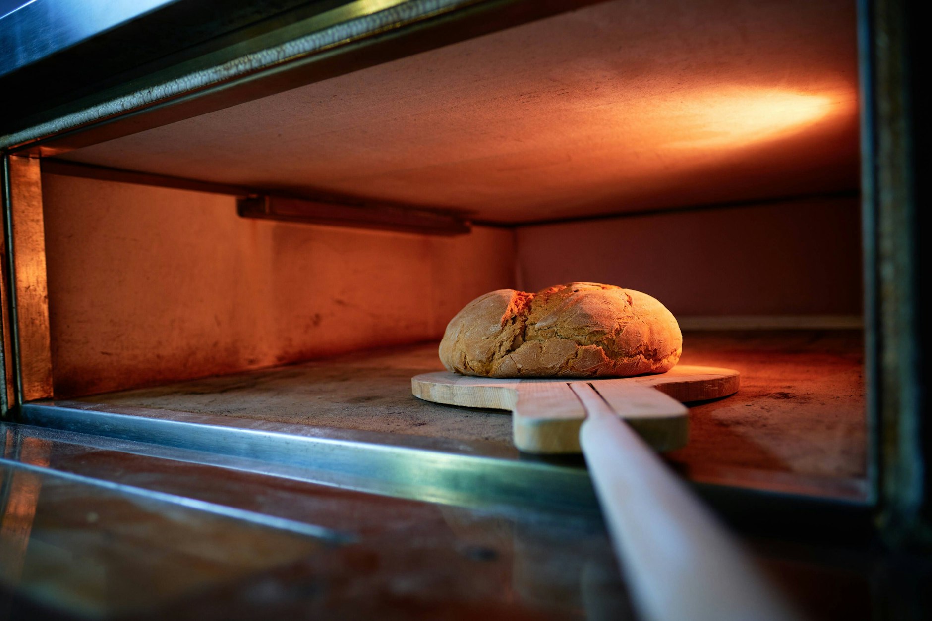 Ein Bauernbrot im Backofen: Viele Bäckereien fürchten um ihre Existenz.
