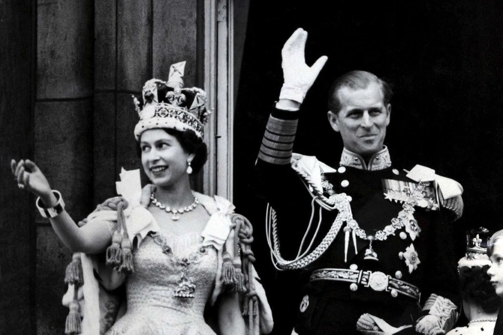 &nbsp;Königin Elizabeth II. von Großbritannien und ihr Mann Prinz Philip winken nach der prunkvollen Krönungszeremonie 1953 vom Balkon des Buckingham Palasts.