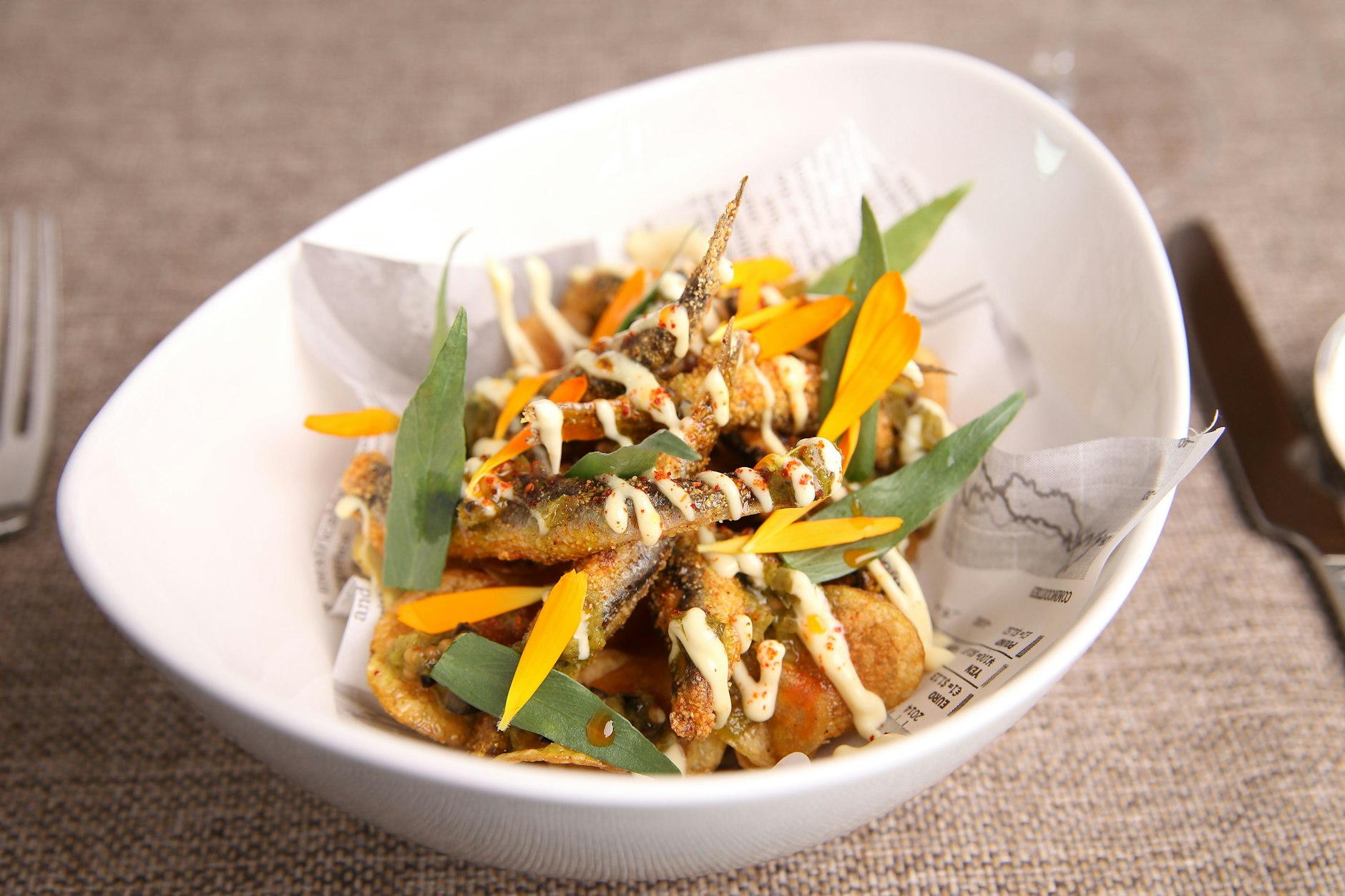 Schmackhafte Vorspeise: Fish &amp; Chips „Sawito“, Ährenfische mit Kartoffeln, Estragon und Zitronenmayonnaise.